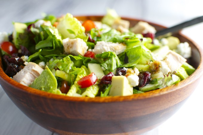 Cara Membuat Salad Sayur dengan Ayam dan Keju