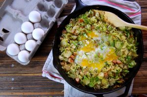 Cara Membuat Salad Sayur dengan Sosis Ayam dan Telur Orak-Arik