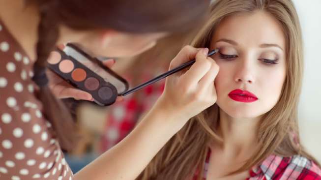 MUA (Makeup Artist)
