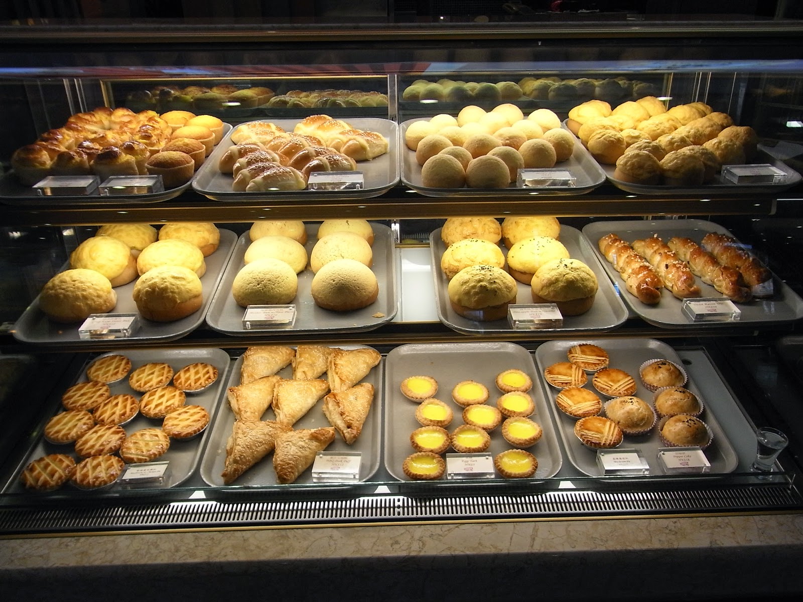 Berjualan Kue dan Roti