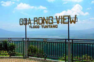 Mengatasi Pening dari Atas Goa Rong.
