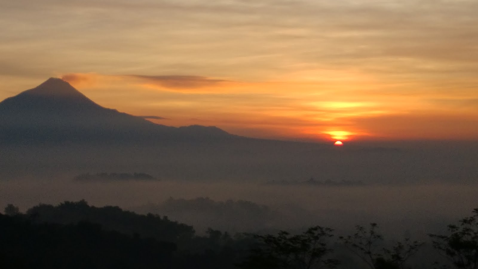 Menyapa Candi Dari Bukit Sunyi Bernama Puthuk Setumbu.