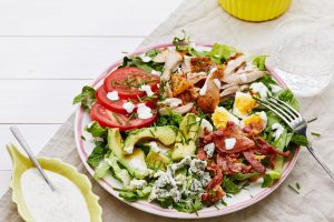 cara membuat caesar salad dressing