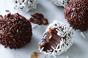 cara membuat bola bola coklat dari biskuit