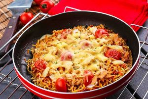 cara membuat pizza mie teflon