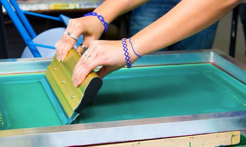 Fungsi Utama Emulsi dalam Sablon Manual