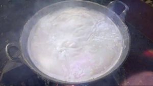 Membuat Minyak Kelapa Tradisional