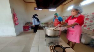 Kebersihan tangan menjadi fondasi utama dalam menjaga higienitas dapur dan kualitas hidangan. Relawan yang terlibat dalam operasional dapur memainkan peran penting dalam memastikan semua prosedur kebersihan dijalankan secara konsisten. Dengan pengawasan aktif, organisasi dapat mencegah risiko kontaminasi makanan, menjaga kesehatan konsumen, dan meningkatkan kepercayaan publik terhadap layanan yang diberikan. Selain itu, pengawasan kebersihan tangan relawan membantu staf utama tetap fokus pada pengelolaan dapur, persiapan bahan, dan penyajian hidangan. Dengan strategi ini, semua proses dapur berjalan lancar, aman, dan profesional. Pentingnya Kebersihan Tangan Relawan Relawan yang bersentuhan langsung dengan bahan makanan atau peralatan dapur dapat menjadi sumber kontaminasi jika kebersihan tangan tidak diperhatikan. Staf dapur yang aktif memantau kebersihan tangan memastikan setiap relawan mencuci tangan dengan benar sebelum dan sesudah memegang bahan atau peralatan. Selain itu, staf memberikan arahan penggunaan sabun, air mengalir, dan desinfektan sesuai standar higienis. Semua relawan memahami bahwa tangan bersih bukan sekadar prosedur, tetapi tanggung jawab utama untuk menjaga kualitas hidangan dan kesehatan konsumen. Panduan Pencucian Tangan yang Tepat Organisasi menetapkan panduan rinci tentang teknik pencucian tangan. Staf menunjukkan langkah-langkah mencuci tangan yang efektif, mulai dari membasahi tangan, menggosok sabun selama minimal 20 detik, hingga membilas dan mengeringkan tangan. Selain itu, staf menekankan pencucian tangan sebelum memulai persiapan makanan, setelah menyentuh sampah, dan setelah menggunakan toilet. Panduan ini membantu relawan memahami momen kritis ketika kebersihan tangan sangat penting dan mencegah risiko kontaminasi silang. Pengawasan dan Monitoring Aktif Staf melakukan pengawasan langsung selama relawan bekerja di dapur. Mereka memantau praktik mencuci tangan, penggunaan sarung tangan, dan kebiasaan higienis lainnya. Dengan pengawasan aktif, staf dapat memberikan koreksi secara langsung bila ditemukan praktik yang kurang tepat. Selain itu, manajemen menggunakan checklist harian untuk memastikan semua relawan mengikuti prosedur kebersihan. Dengan monitoring yang konsisten, dapur tetap higienis, bahan tetap aman, dan hidangan disajikan dengan kualitas terbaik. Edukasi dan Pelatihan Relawan Edukasi menjadi strategi penting untuk meningkatkan kesadaran relawan terhadap pentingnya kebersihan tangan. Staf menyelenggarakan sesi pelatihan rutin yang meliputi teknik mencuci tangan, penggunaan alat pelindung, dan penanganan bahan makanan secara higienis. Selain itu, pelatihan praktis membantu relawan memahami dampak tangan kotor terhadap kualitas hidangan dan kesehatan konsumen. Dengan edukasi berkelanjutan, semua relawan bekerja lebih bertanggung jawab, disiplin, dan mendukung operasional dapur yang aman. Penyediaan Fasilitas Cuci Tangan Manajemen menyiapkan fasilitas cuci tangan yang mudah diakses, lengkap dengan sabun, desinfektan, dan handuk sekali pakai. Staf memastikan fasilitas selalu bersih, air mengalir lancar, dan semua perlengkapan tersedia. Selain itu, staf menata lokasi cuci tangan di titik strategis sehingga relawan dapat mencuci tangan sebelum dan sesudah setiap kegiatan di dapur. Dengan fasilitas yang memadai, relawan lebih mudah menjaga kebersihan dan mengikuti prosedur higienis. Penerapan Prosedur Tambahan Organisasi menambahkan prosedur tambahan seperti penggunaan sarung tangan saat menangani bahan mentah, masker untuk mencegah droplet, dan pengingat visual di area dapur. Staf menempatkan poster dan tanda pengingat agar relawan selalu mencuci tangan secara rutin. Selain itu, staf melakukan rotasi pengawasan sehingga semua relawan mendapatkan arahan dan bimbingan. Prosedur tambahan ini memperkuat praktik kebersihan, menjaga kualitas bahan, dan mengurangi risiko kontaminasi makanan. Evaluasi dan Umpan Balik Manajemen melakukan evaluasi rutin terhadap praktik kebersihan tangan relawan. Staf mencatat kepatuhan, memberikan umpan balik, dan menyesuaikan pelatihan bila diperlukan. Dengan evaluasi aktif, semua relawan terus meningkatkan disiplin dan konsistensi dalam menjaga kebersihan. Selain itu, evaluasi membantu tim mengidentifikasi tren kesalahan umum dan menerapkan strategi perbaikan. Semua proses berjalan lebih efisien, dapur tetap higienis, dan hidangan selalu aman untuk dikonsumsi. Kolaborasi Tim untuk Dapur Higienis Pengawasan kebersihan tangan bukan tanggung jawab satu pihak saja. Staf dapur, manajemen, dan relawan bekerja sama untuk memastikan semua prosedur higienis dijalankan. Dengan kolaborasi yang baik, dapur beroperasi lancar, semua bahan terjaga kualitasnya, dan hidangan disajikan dengan aman. Selain itu, komunikasi rutin antar tim membantu menyelesaikan masalah secara cepat, mengidentifikasi area perbaikan, dan menjaga motivasi relawan tetap tinggi. Kolaborasi ini meningkatkan produktivitas, efisiensi, dan profesionalisme dalam operasional dapur. Kesimpulan Pengawasan kebersihan tangan relawan menjadi fondasi utama untuk dapur higienis dan hidangan berkualitas. Staf aktif memantau, melatih, dan membimbing relawan dalam praktik mencuci tangan, penggunaan sarung tangan, dan prosedur higienis lainnya. Dengan fasilitas cuci tangan yang memadai, prosedur tambahan, evaluasi rutin, dan kolaborasi tim, semua proses operasional dapur berjalan lancar, aman, dan profesional. Relawan yang disiplin dan bertanggung jawab membantu menjaga kualitas bahan, kesehatan konsumen, dan kepuasan pelanggan setiap hari.
